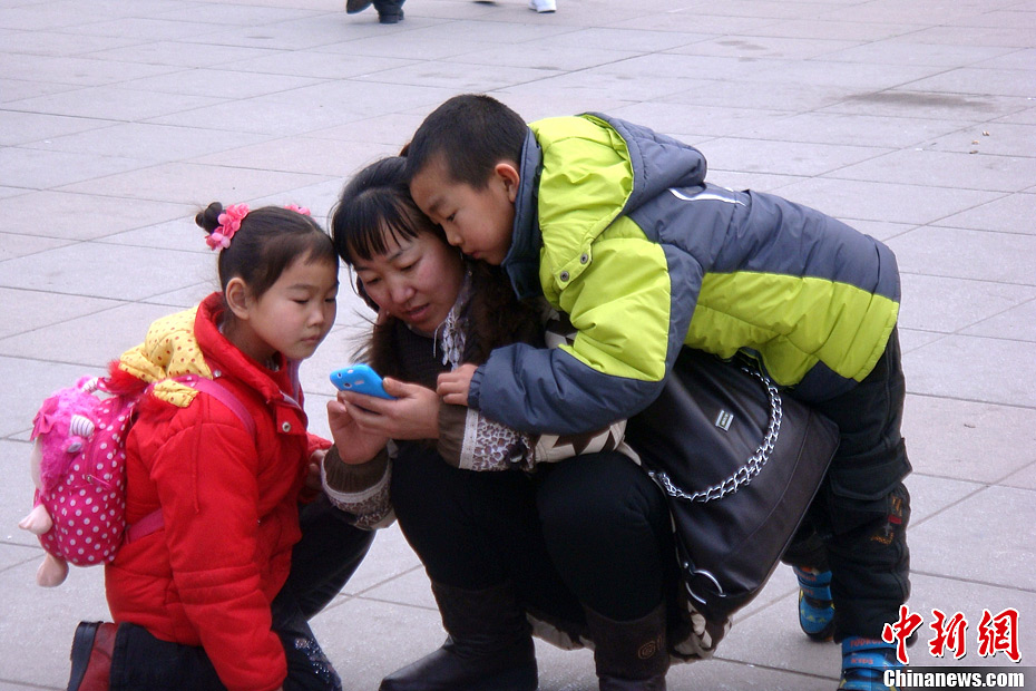 重慶火車站百態 學生情侶分別最動人