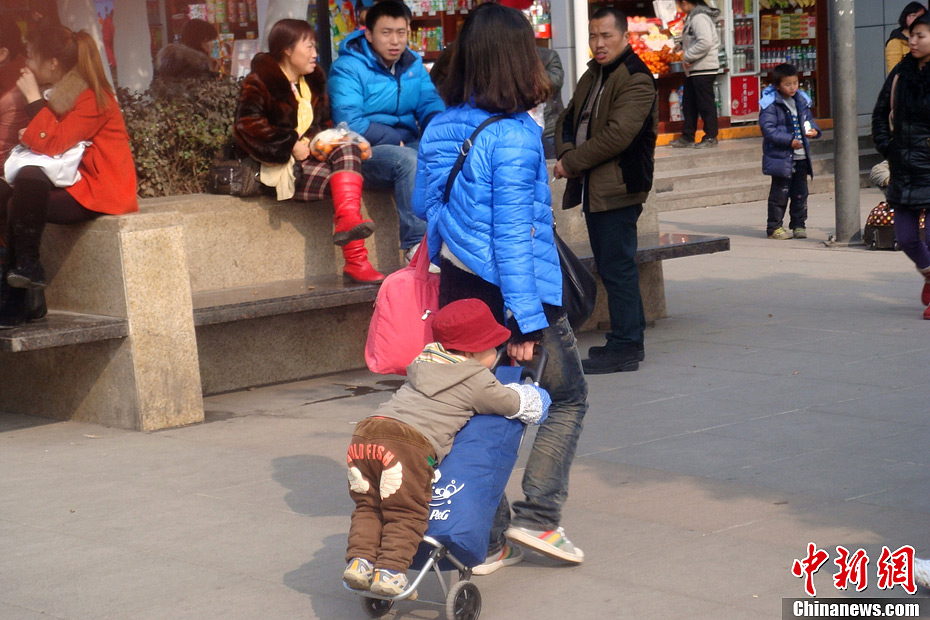 重慶火車站百態 學生情侶分別最動人