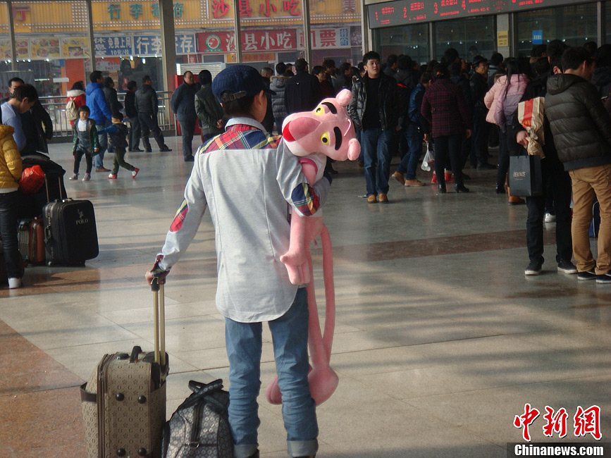 重慶火車站百態(tài) 學(xué)生情侶分別最動(dòng)人