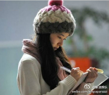 “奶茶妹妹”實習當記者引圍觀 海量生活照曝光