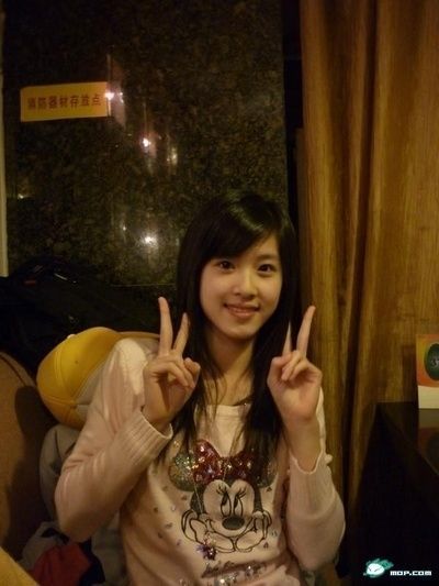 “奶茶妹妹”實(shí)習(xí)當(dāng)記者引圍觀 海量生活照曝光