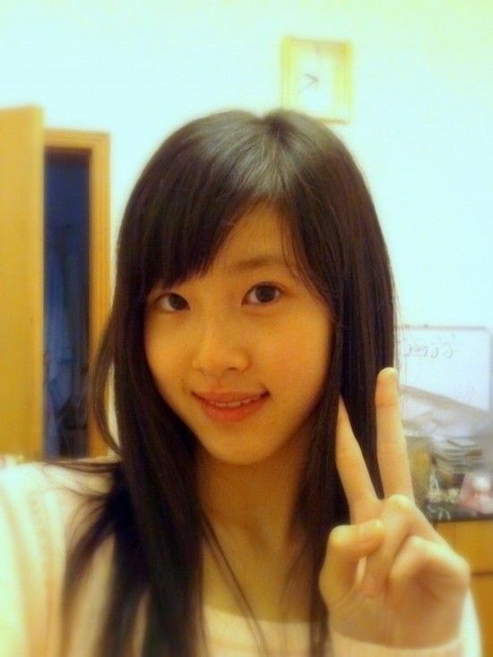 “奶茶妹妹”實習當記者引圍觀 海量生活照曝光