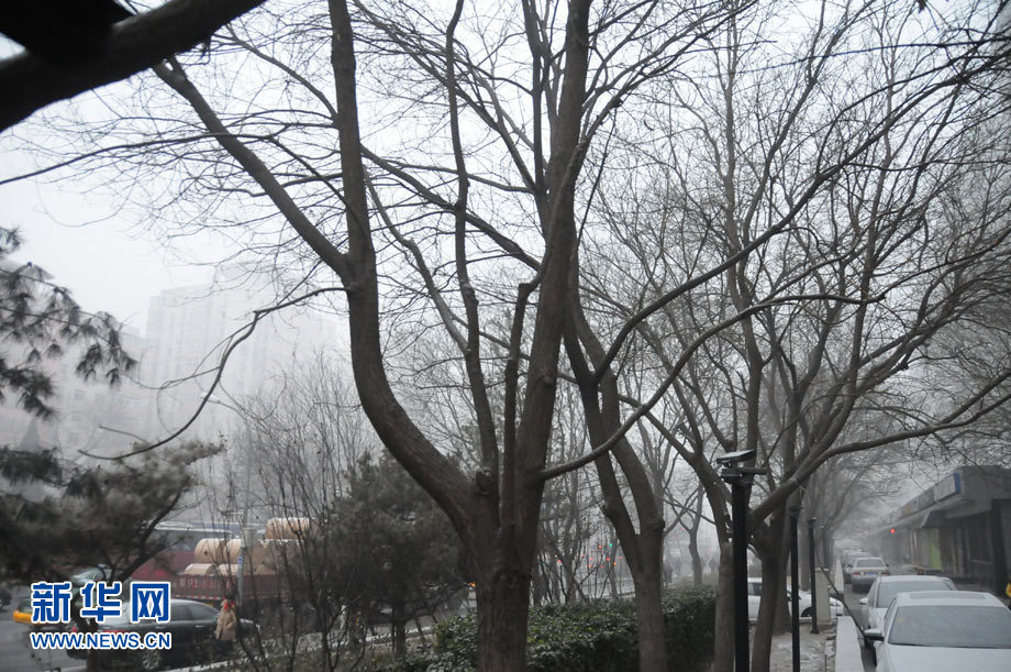 北京大部地區霧霾彌漫 早晚能見度對比