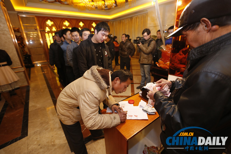 武漢民工跳騎馬舞慶祝討薪成功