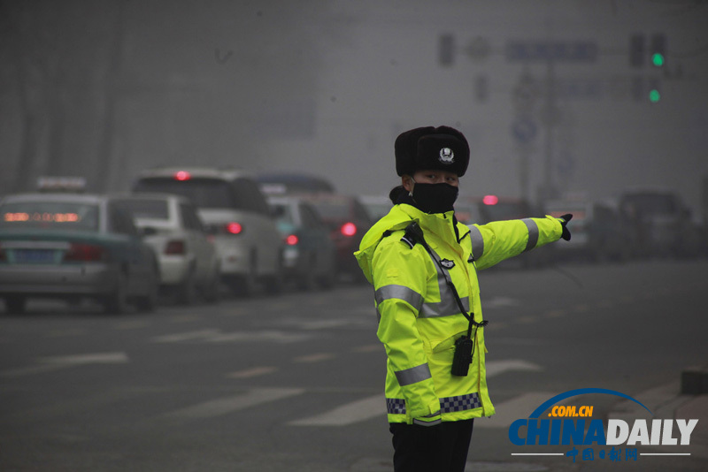 濟南交警佩戴口罩執勤 全國尚屬首例