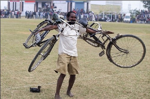 印度鄉(xiāng)村運動會牛人大秀“絕技”