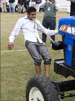 印度鄉村運動會牛人大秀“絕技”