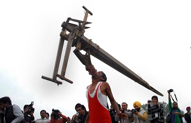 印度鄉(xiāng)村運動會牛人大秀“絕技”