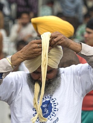 印度鄉(xiāng)村運動會牛人大秀“絕技”