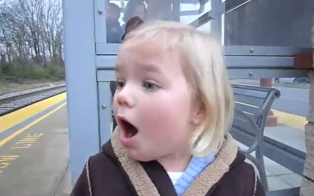 英女童首乘火車驚喜萬分萌爆網友