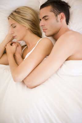 養(yǎng)生：哪種的睡姿的夫妻“最般配”？