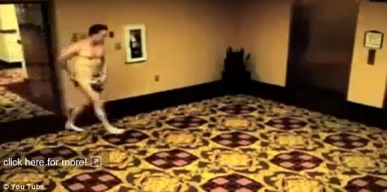 被鎖酒店房門外 裸男托盤遮羞