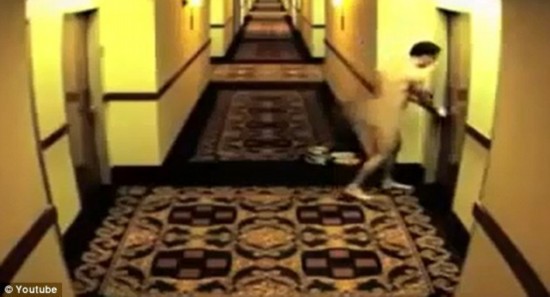 被鎖酒店房門外 裸男托盤遮羞