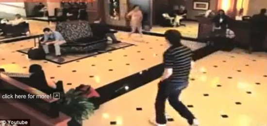 被鎖酒店房門外 裸男托盤遮羞