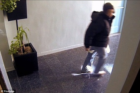 電梯上演“兇殺案” 目擊者反應跌破眼鏡(組圖)