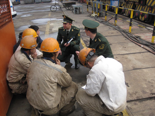 南通邊檢站開展口岸反偷渡宣傳活動