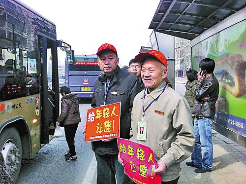 老人戴紅帽舉紅牌 為年輕人讓座無人敢坐(圖)