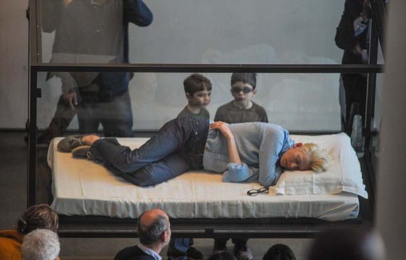 前衛女神表演行為藝術 博物館里睡覺供人參觀