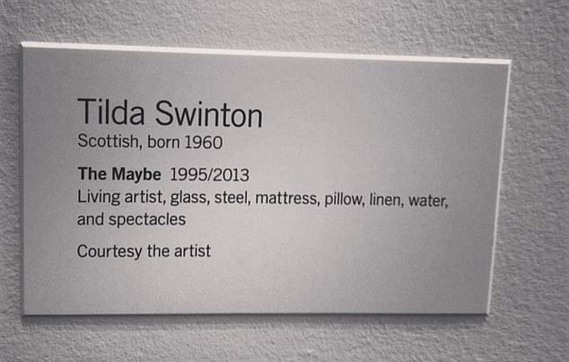 前衛女神表演行為藝術 博物館里睡覺供人參觀