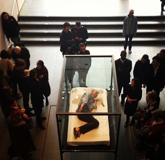 前衛(wèi)女神表演行為藝術(shù) 博物館里睡覺供人參觀