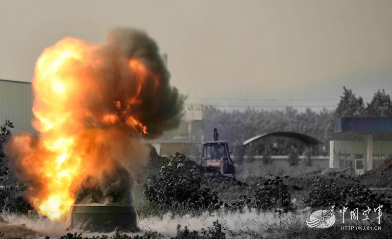 高清：我軍機場排彈兵曝光 各種排彈裝備悉數亮相