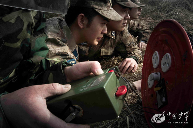 高清：我軍機場排彈兵曝光 各種排彈裝備悉數亮相
