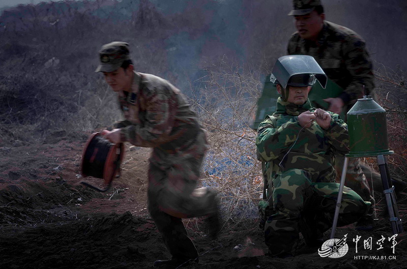 高清：我軍機(jī)場(chǎng)排彈兵曝光 各種排彈裝備悉數(shù)亮相