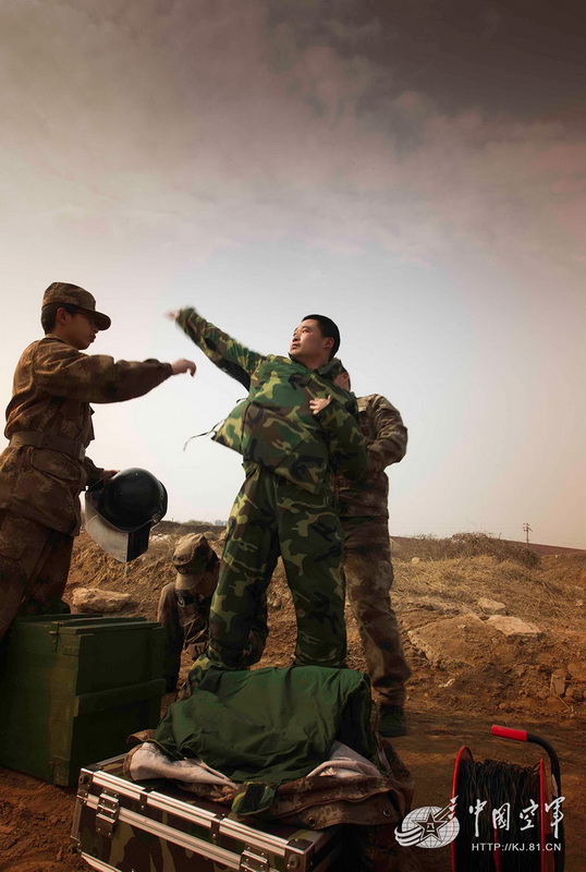 高清：我軍機場排彈兵曝光 各種排彈裝備悉數亮相