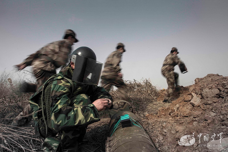 高清：我軍機(jī)場(chǎng)排彈兵曝光 各種排彈裝備悉數(shù)亮相