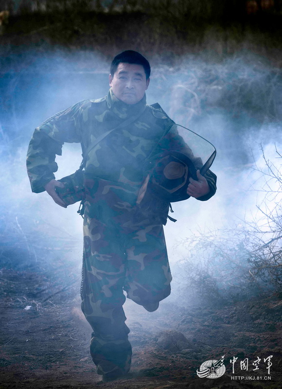 高清：我軍機場排彈兵曝光 各種排彈裝備悉數亮相