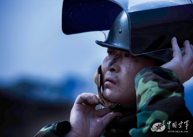 高清：我軍機場排彈兵曝光 各種排彈裝備悉數亮相