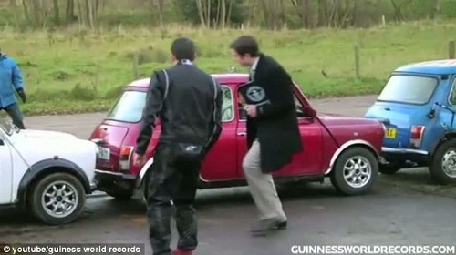 英國一對兄弟創(chuàng)最牛停車紀(jì)錄 “漂移”進入窄小車位