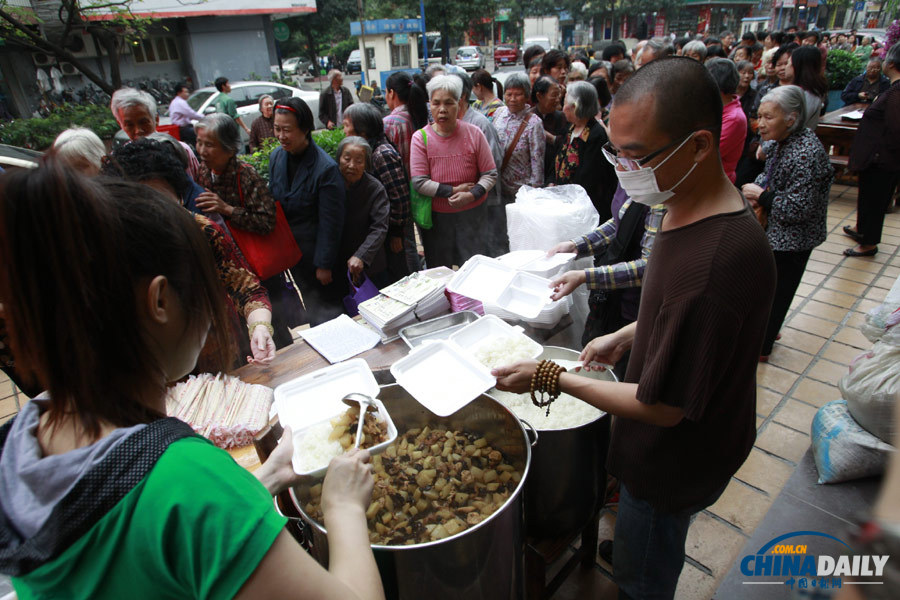 廣州一素食館初一十五免費(fèi)派500盒飯