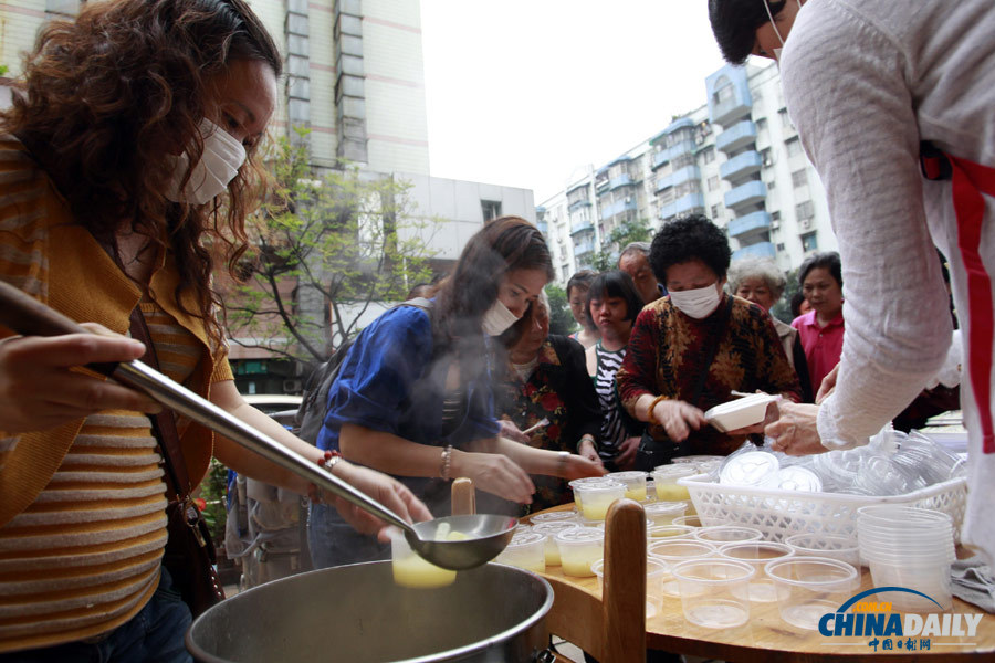 廣州一素食館初一十五免費派500盒飯