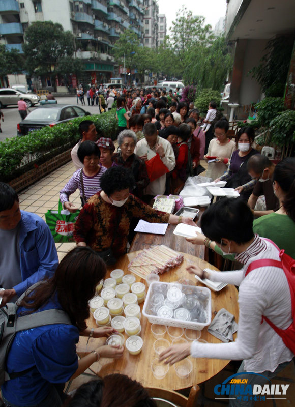 廣州一素食館初一十五免費派500盒飯