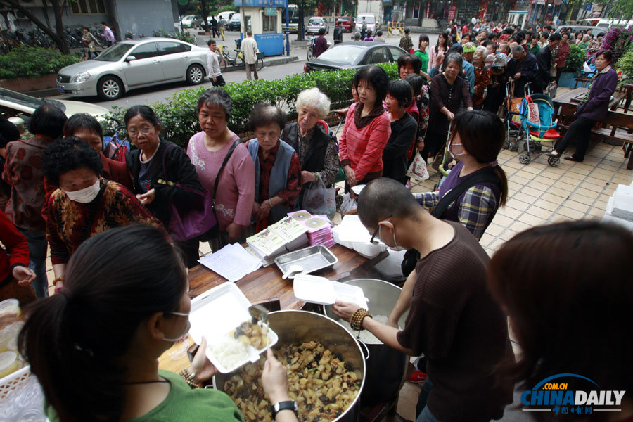 廣州一素食館初一十五免費派500盒飯