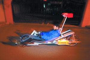 大學生造出“躺著騎”的電動車(圖)