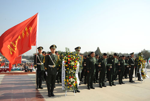 甘肅消防總隊(duì)舉行清明祭掃革命烈士陵園活動(dòng)