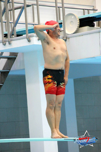 64歲牛群高臺跳水險(xiǎn)被拍暈