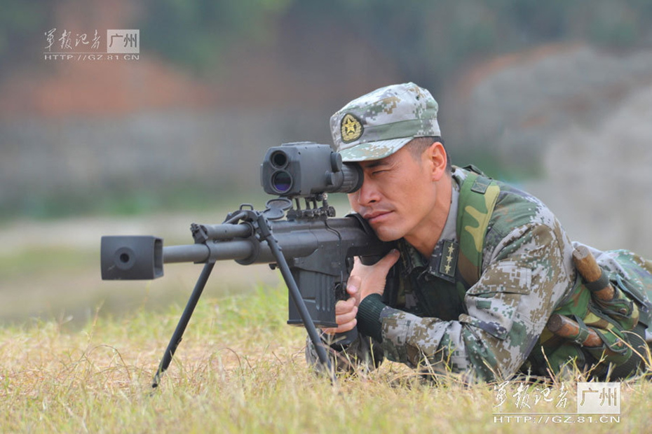 解放軍兵王配上新型大狙帥氣十足