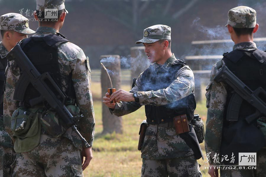 解放軍兵王配上新型大狙帥氣十足