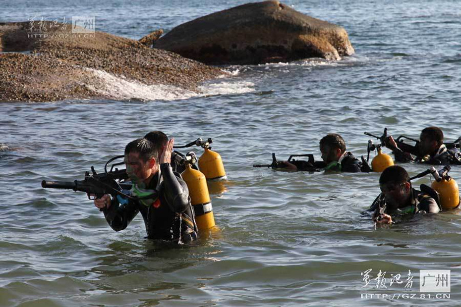 解放軍兵王配上新型大狙帥氣十足