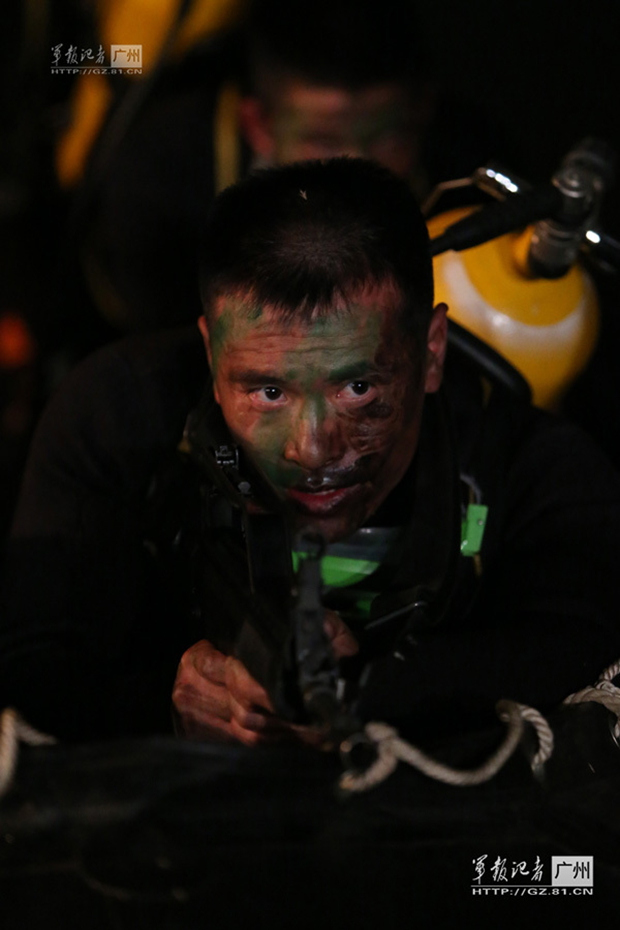 解放軍兵王配上新型大狙帥氣十足