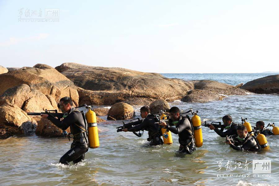 解放軍兵王配上新型大狙帥氣十足