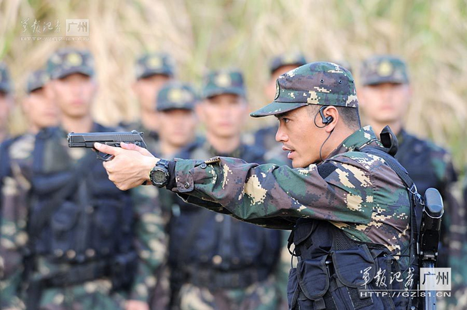 解放軍兵王配上新型大狙帥氣十足