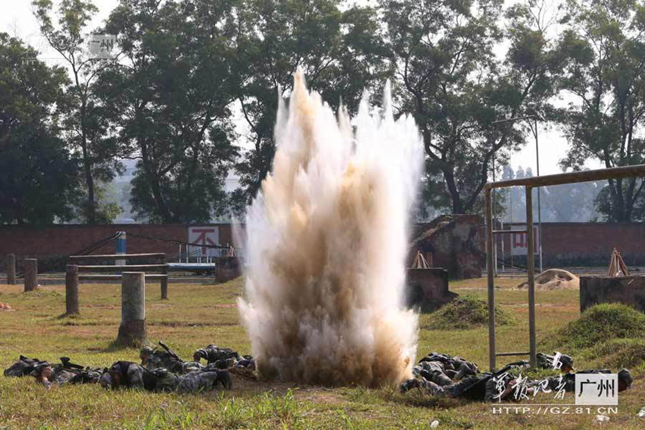 解放軍兵王配上新型大狙帥氣十足