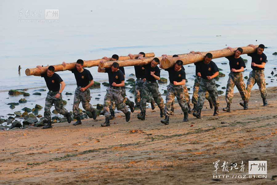 解放軍兵王配上新型大狙帥氣十足