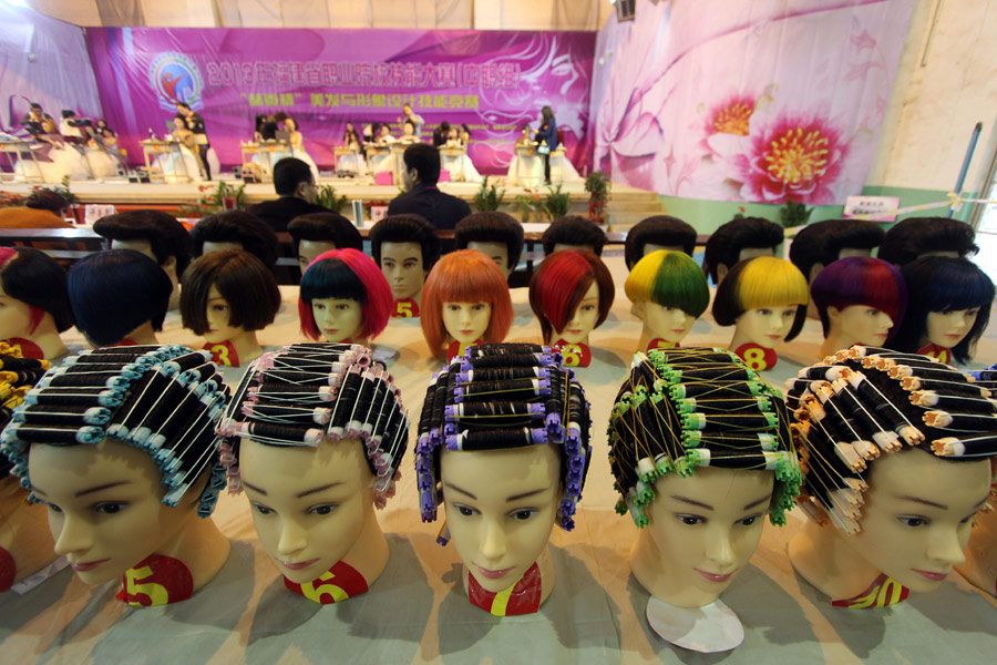 福建晉江：職業(yè)院校“新娘”化妝競(jìng)賽