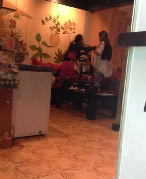 曝干露露疑當(dāng)小三被抓 遭毆打流血?dú)輀組圖]