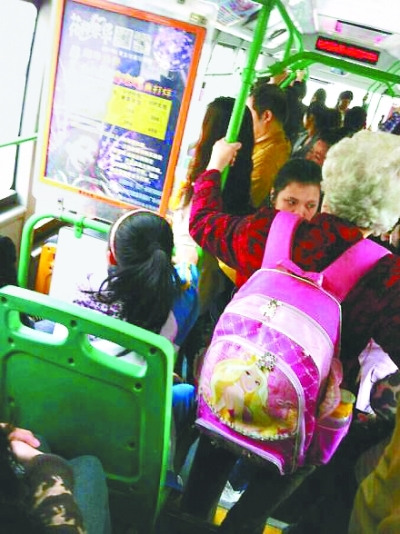 公交車上奶奶背書包給孫女讓座 引網友熱議(圖)